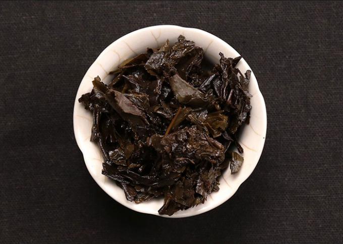 Fermentado processando o chá escuro chinês com gosto liso e delicado
