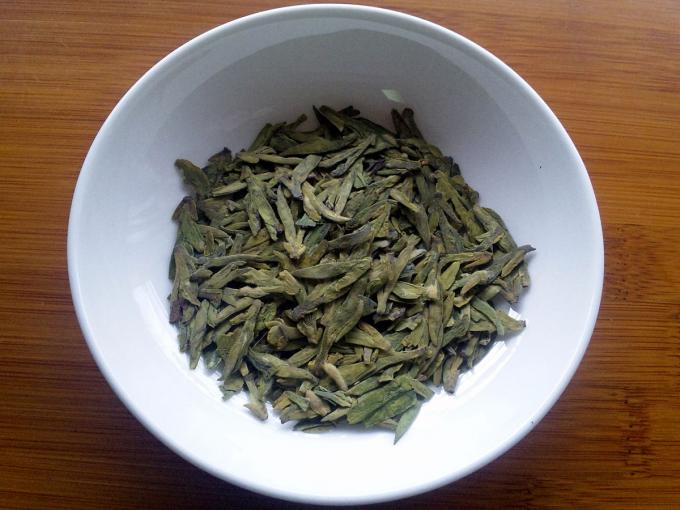 Chá orgânico ensacado do poço do dragão do chá verde com a folha de chá fresca da forma curvada