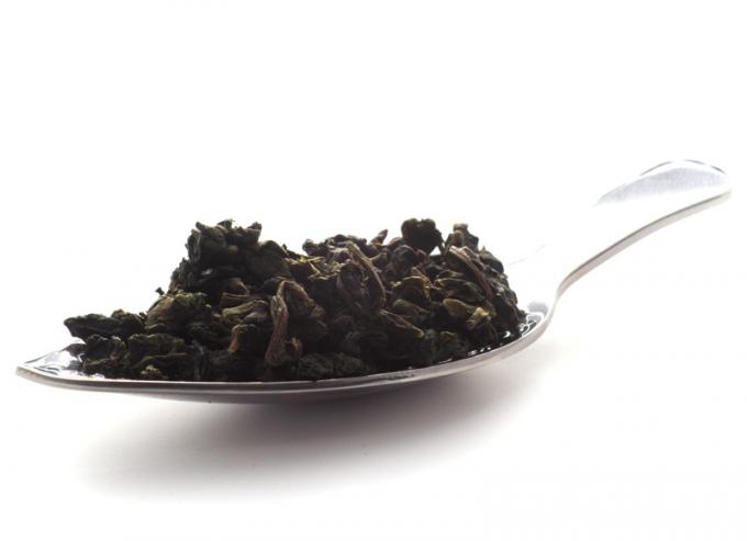 Chá fresco feito a mão de Kuan Yin do chá de Oolong do chinês com resíduos verdes e macios da luz -