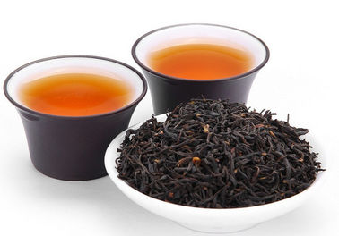 Chá escuro chinês fermentado que ajuda à digestão e que limpa os intestinos e o estômago